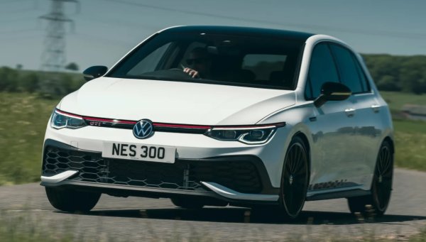 Този класик не завладя веднага сърцата ни, както някои от по-ранните му братя, но  предлага страхотен пакет от опции. GTI Clubsport показва мощни мускули на пътя благодарение на своя 2,0-литров двигател с турбокомпресор, който изпраща почти 300 к.с. само към предните колела. Докато най-новият Golf GTI не се справя с вълнообразни пътища с финеса на някои от предшествениците си, GTI Clubsport е по-склонен да променя посоките. Прави го благодарение на по-здравото си возене и обширните опции за режим на шофиране, което ви позволява да го персонализирате. 

Кормилното управление е точно и при условие, че поддържате скоростта на влизане под контрол, GTI няма да ви подведе никога. Той е малко по-малко просторен от братовчеда Cupra Leon 300 отвътре, а интериорът  е къщо толкова интуитивен и функционален като при стандартния Golf.